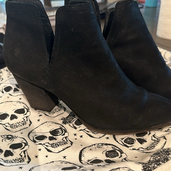 ✨ FRYE Womens Black V Notch Reina Cutout Bootie Boot Suede, Size 9.5 ✨ - Picture 2 of 8